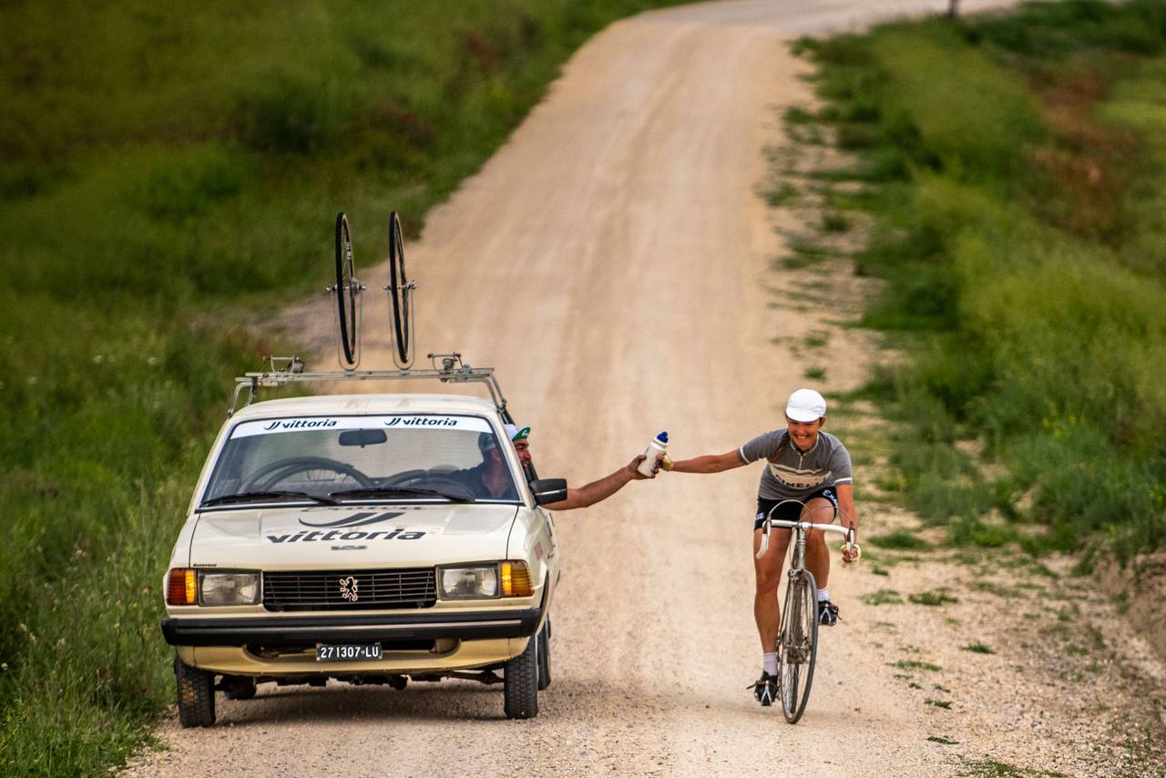 foto con bici e auto d'epoca
