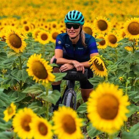 Elena Martinello tra i girasoli in Toscana