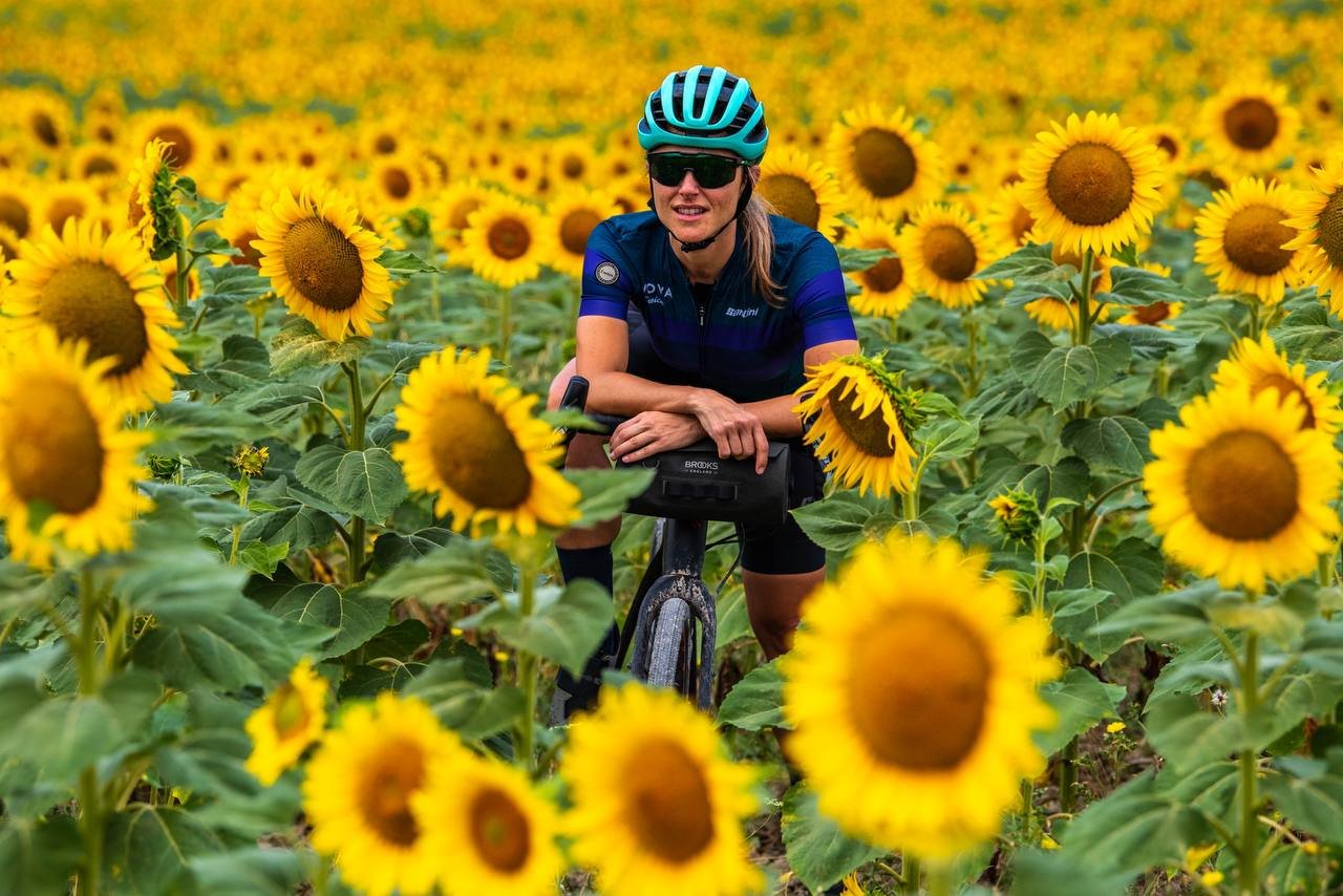 Elena Martinello tra i girasoli in Toscana