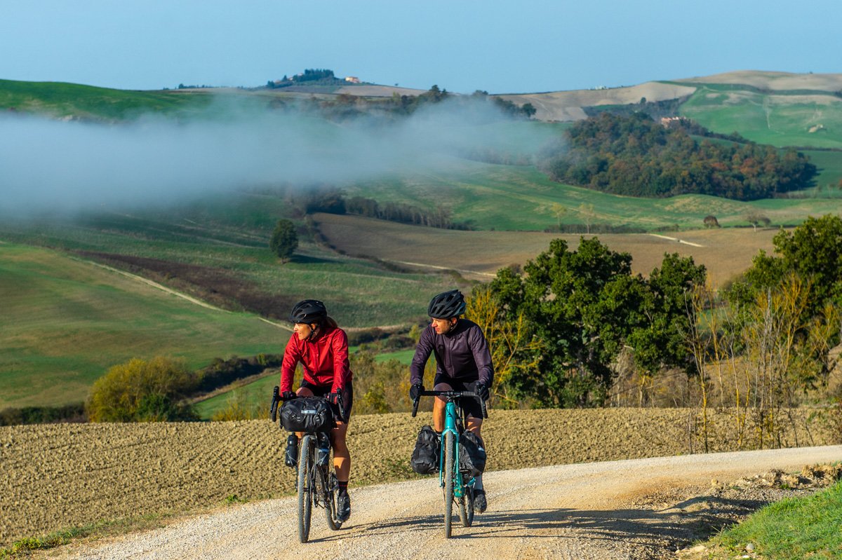 Elena Martinello e Jacek Berruti - gravel bike sul percorso permanente de L'Eroica